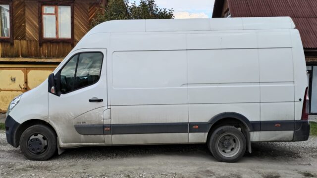 Автомобиль под наклейку рекламы
